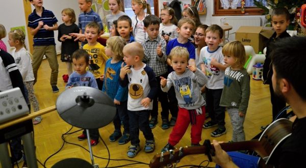 Děti sborově zpívají a tančí