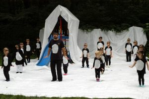 Nacvičování pohybové sestavy - děti jako tučňáci v Antarktidě